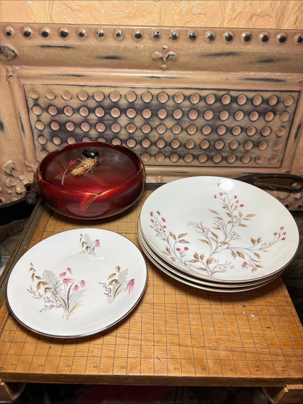 Meito Japan Porcelain Set 3 Shallow Bowls, 1 Sm Plate, Burgundy Lacquerware Box